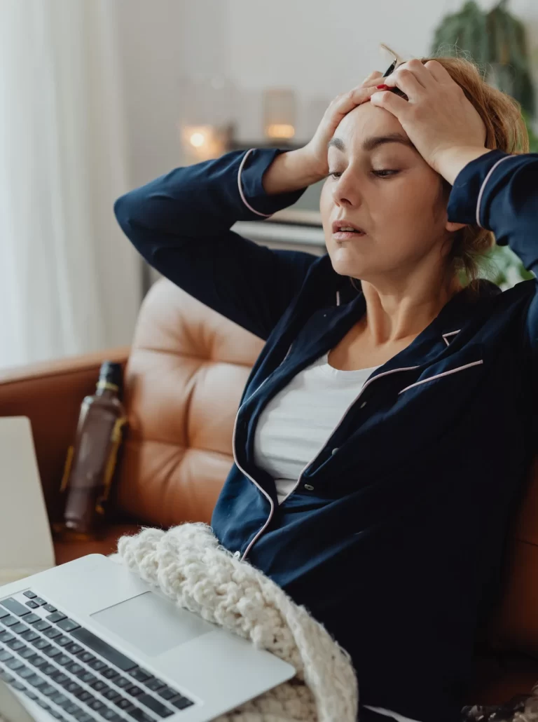 frustrated-woman-in-front-of-a-laptop